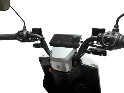 Електроскутер Aima M4 White (колеса: Ø12", акб: 72V/30Ah/Li-ion/з'ємна, мотор: 2000W, пробіг на одному заряді до 80 км, до 70 км/год, білий) фото 9