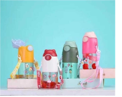 Пляшка для води C 59540 4 кольори, пластикова, наліпки, трубочка, ремінець, пластикова застібка, в пакеті, ВИДАЄТЬСЯ ТІЛЬКИ МІКС ВИДІВ